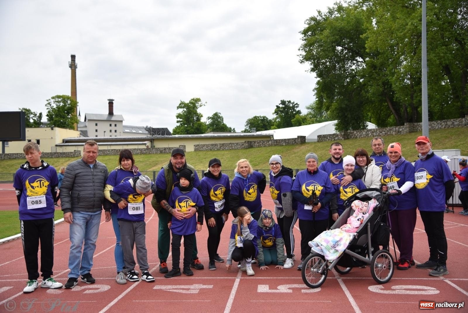 Zdjęcie w galerii na portalu naszraciborz.pl: Jubileuszowy Bieg bez barier na stadionie OSiR w Raciborzu wiadomości z regionu