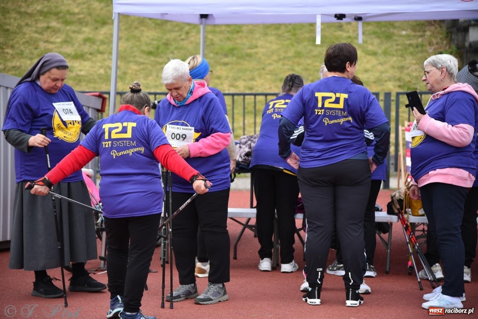 Zdjęcie w galerii na portalu naszraciborz.pl: Jubileuszowy Bieg bez barier na stadionie OSiR w Raciborzu wiadomości z regionu