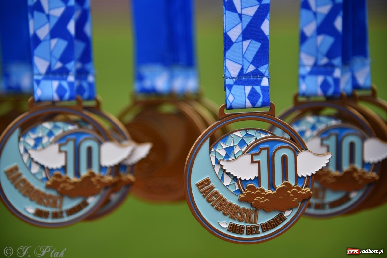 Zdjęcie w galerii na portalu naszraciborz.pl: Jubileuszowy Bieg bez barier na stadionie OSiR w Raciborzu wiadomości z regionu