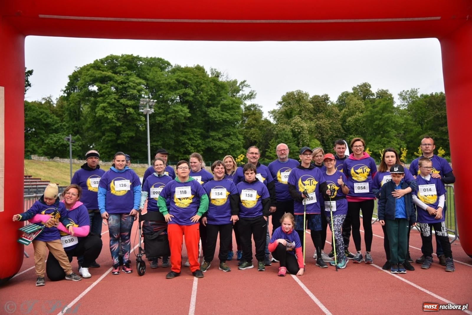 Zdjęcie w galerii na portalu naszraciborz.pl: Jubileuszowy Bieg bez barier na stadionie OSiR w Raciborzu wiadomości z regionu