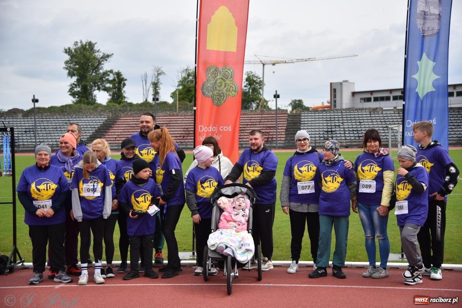 Zdjęcie w galerii na portalu naszraciborz.pl: Jubileuszowy Bieg bez barier na stadionie OSiR w Raciborzu wiadomości z regionu
