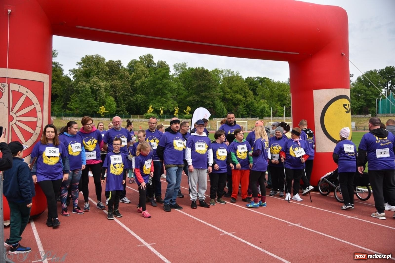 Zdjęcie w galerii na portalu naszraciborz.pl: Jubileuszowy Bieg bez barier na stadionie OSiR w Raciborzu wiadomości z regionu
