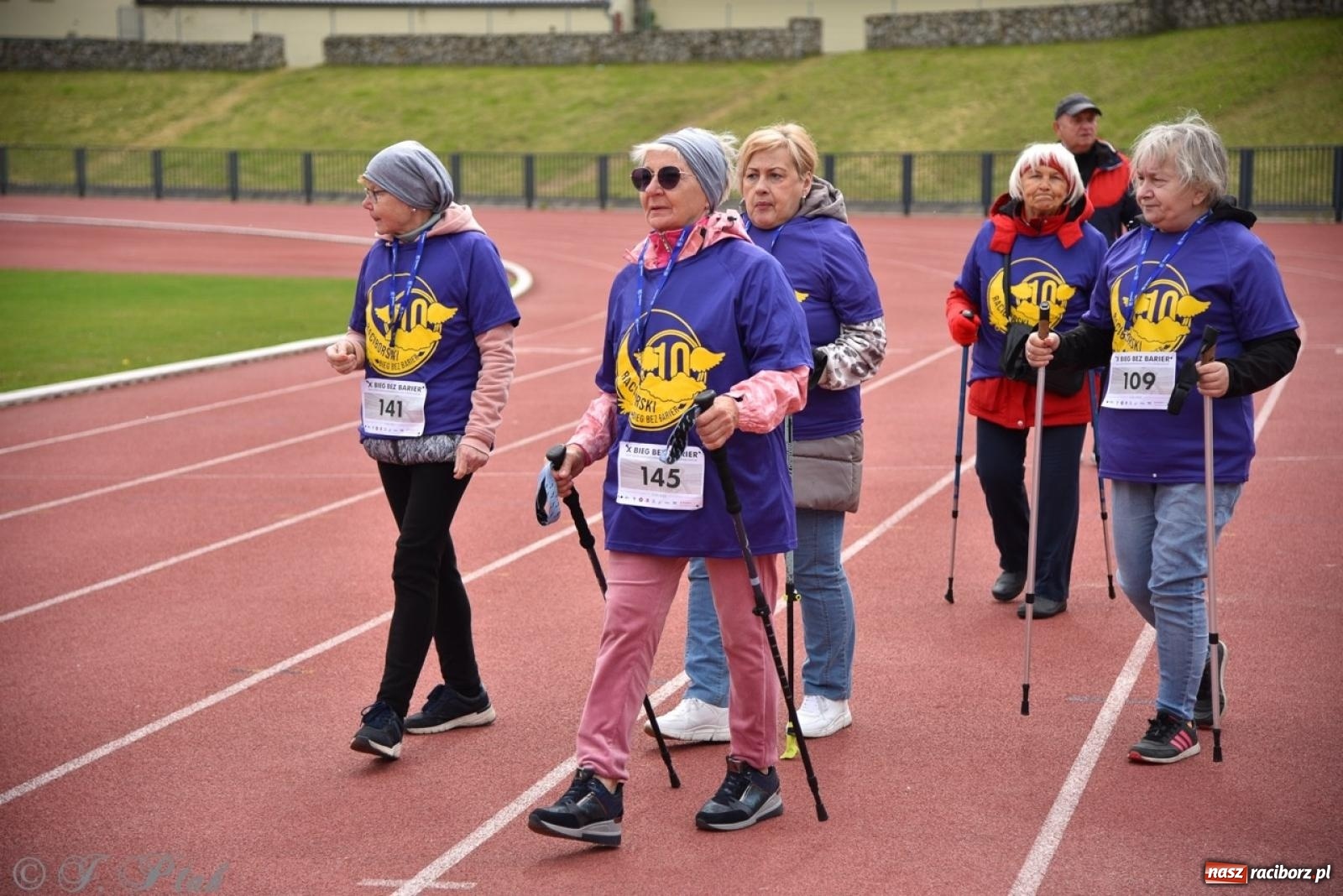 Zdjęcie w galerii na portalu naszraciborz.pl: Jubileuszowy Bieg bez barier na stadionie OSiR w Raciborzu wiadomości z regionu
