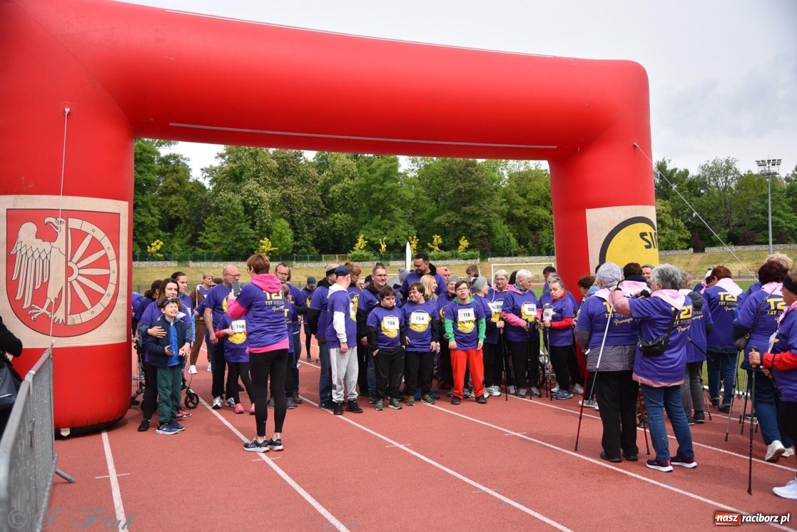 Zdjęcie w galerii na portalu naszraciborz.pl: Jubileuszowy Bieg bez barier na stadionie OSiR w Raciborzu wiadomości z regionu