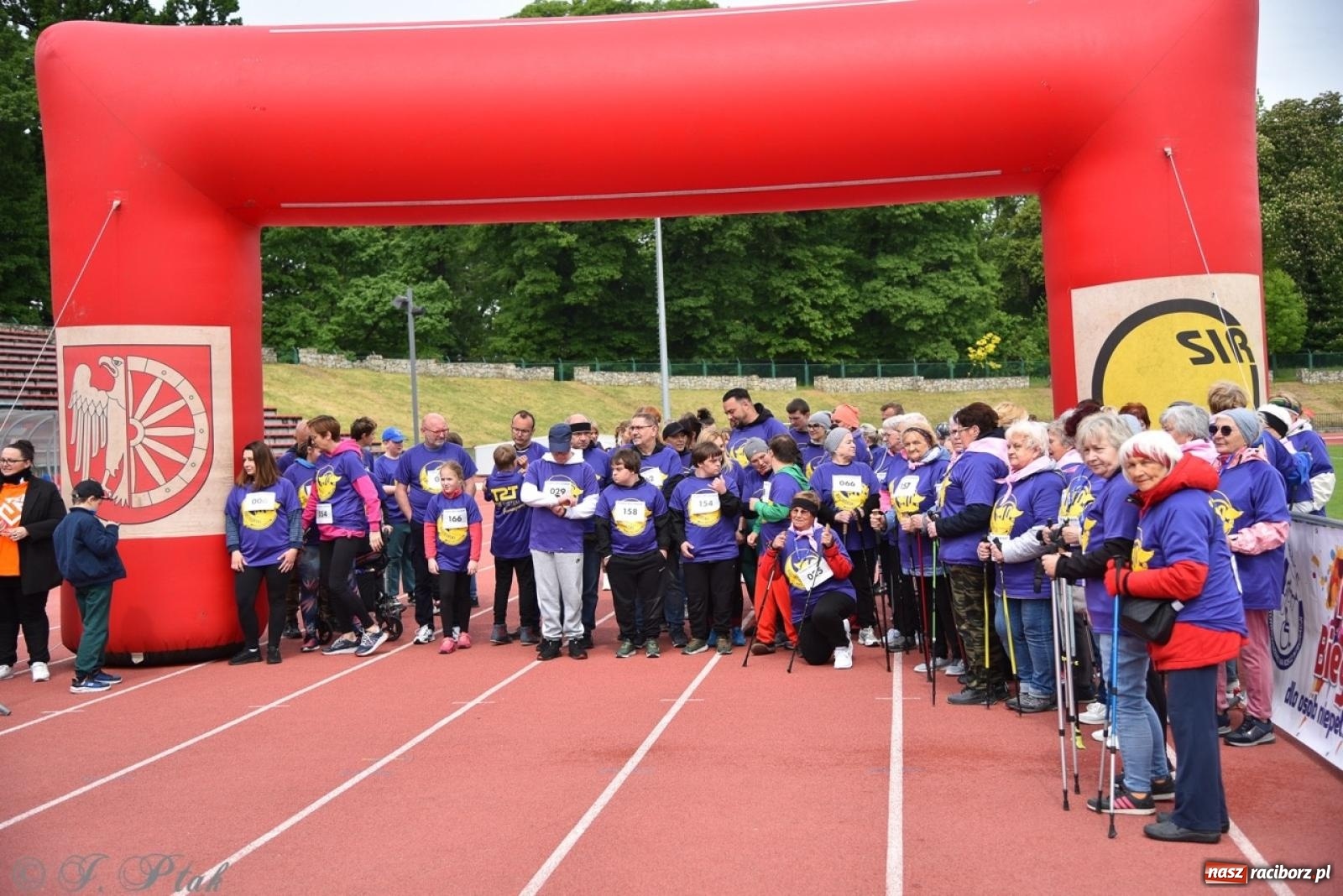 Zdjęcie w galerii na portalu naszraciborz.pl: Jubileuszowy Bieg bez barier na stadionie OSiR w Raciborzu wiadomości z regionu