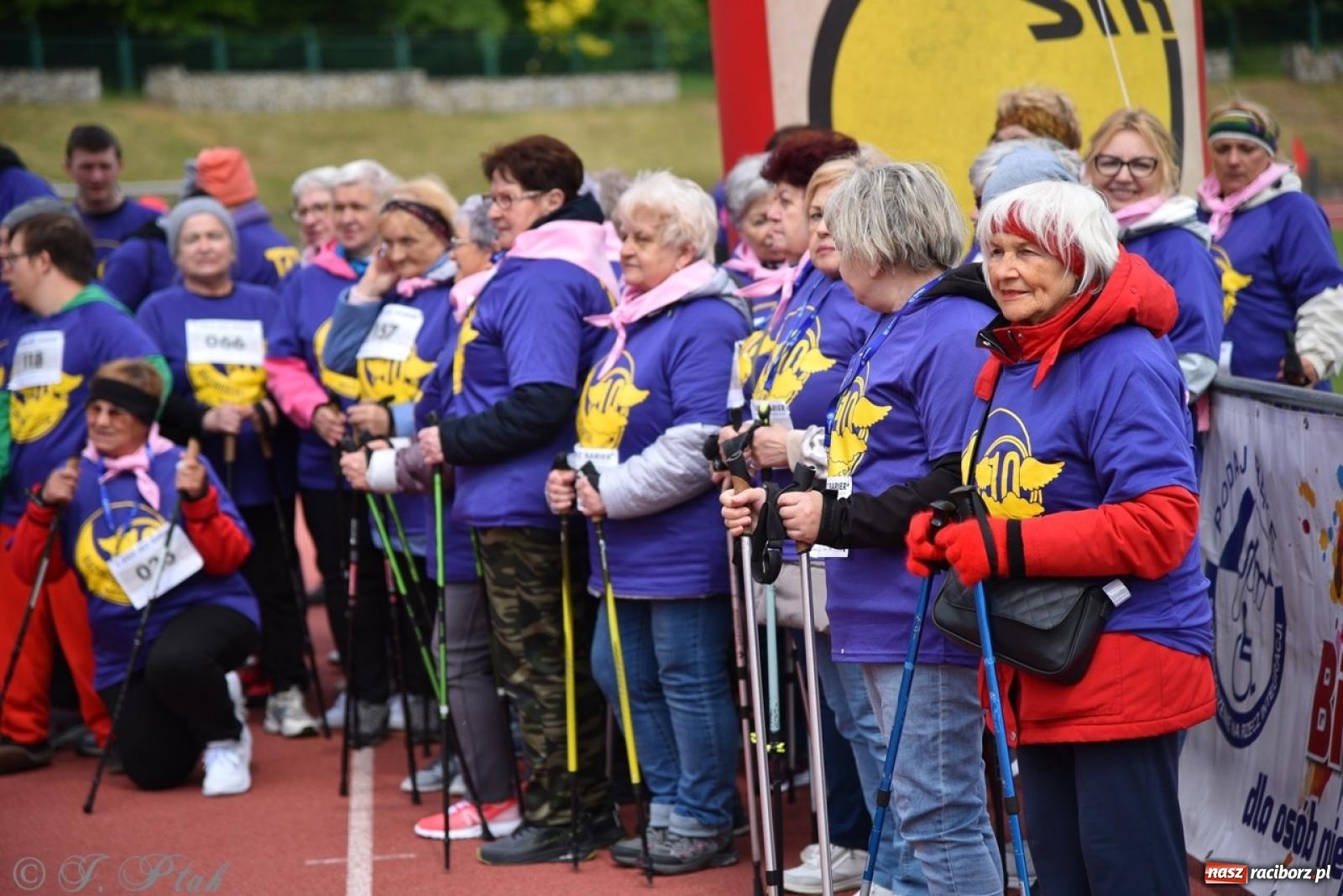 Zdjęcie w galerii na portalu naszraciborz.pl: Jubileuszowy Bieg bez barier na stadionie OSiR w Raciborzu wiadomości z regionu