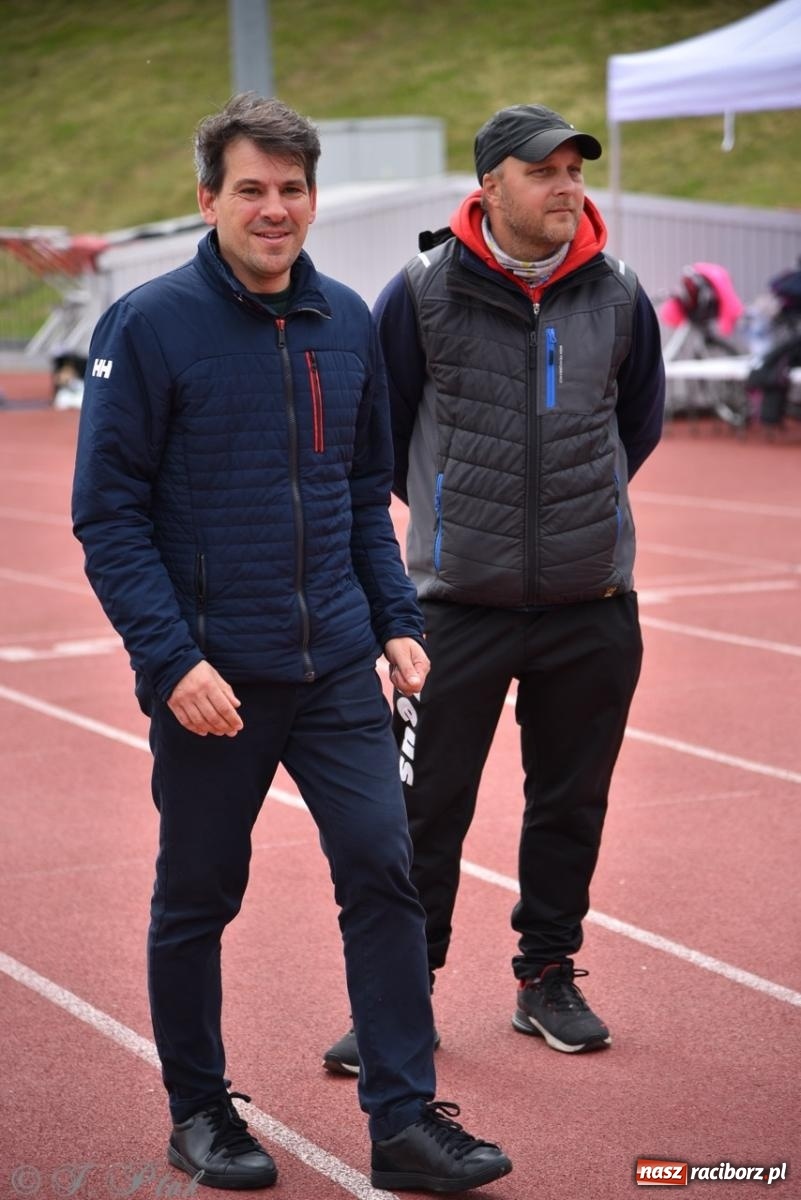 Zdjęcie w galerii na portalu naszraciborz.pl: Jubileuszowy Bieg bez barier na stadionie OSiR w Raciborzu wiadomości z regionu
