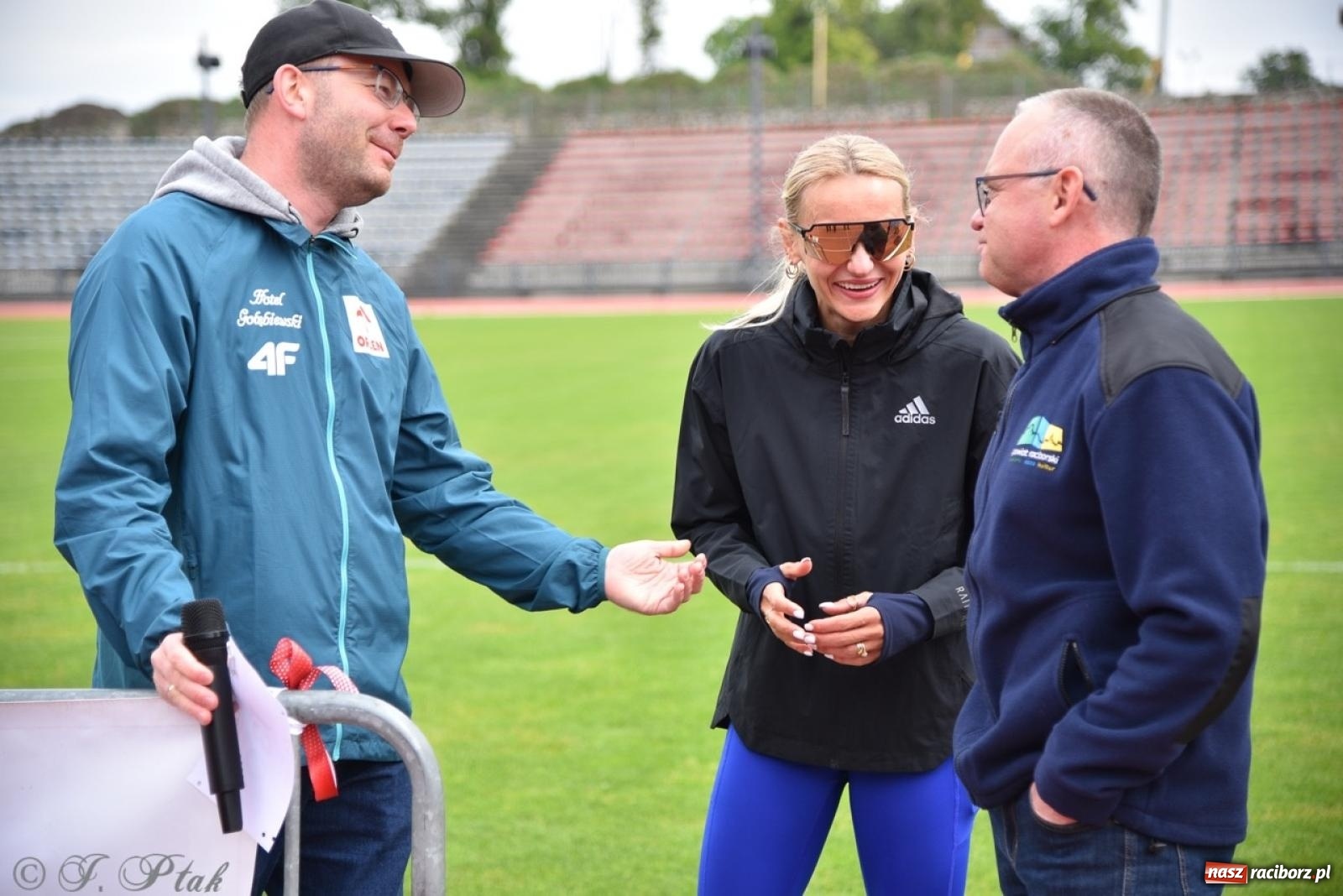 Zdjęcie w galerii na portalu naszraciborz.pl: Jubileuszowy Bieg bez barier na stadionie OSiR w Raciborzu wiadomości z regionu