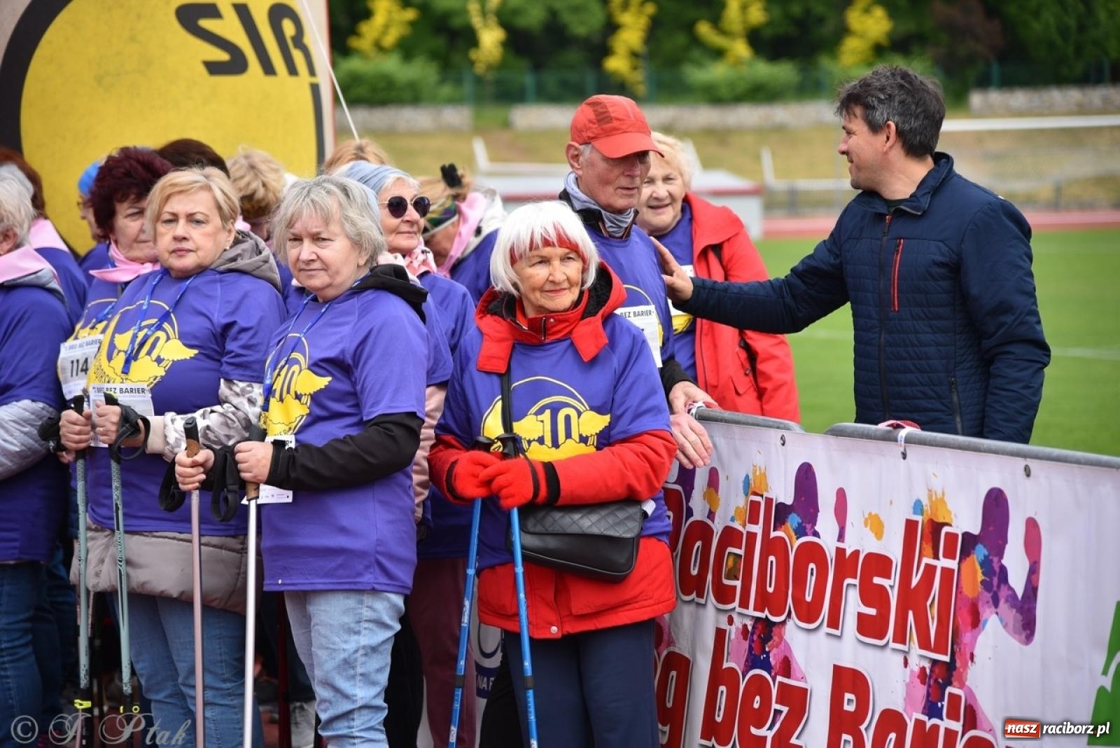 Zdjęcie w galerii na portalu naszraciborz.pl: Jubileuszowy Bieg bez barier na stadionie OSiR w Raciborzu wiadomości z regionu
