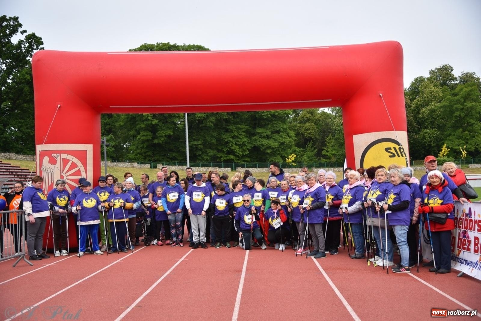 Zdjęcie w galerii na portalu naszraciborz.pl: Jubileuszowy Bieg bez barier na stadionie OSiR w Raciborzu wiadomości z regionu