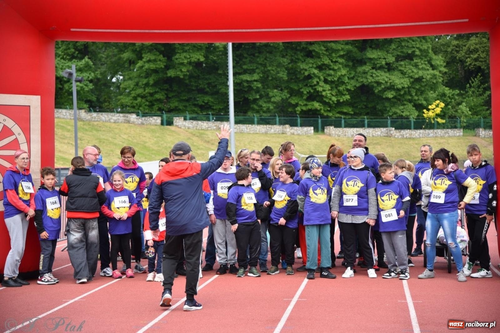 Zdjęcie w galerii na portalu naszraciborz.pl: Jubileuszowy Bieg bez barier na stadionie OSiR w Raciborzu wiadomości z regionu