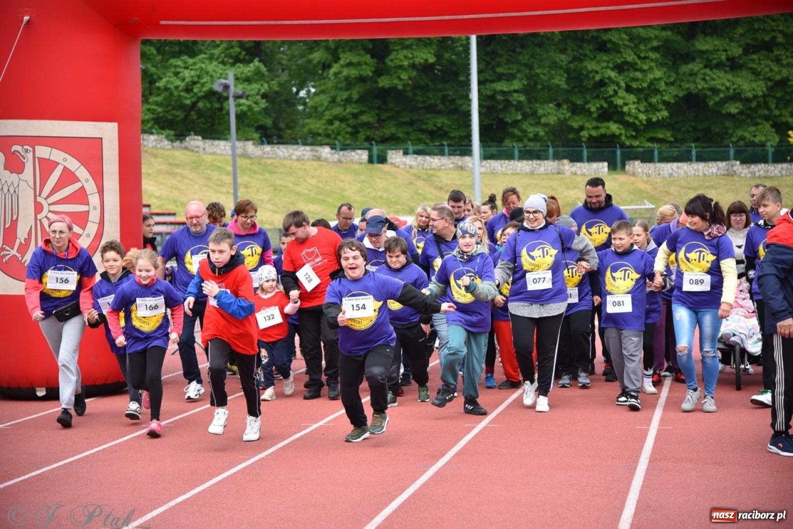 Zdjęcie w galerii na portalu naszraciborz.pl: Jubileuszowy Bieg bez barier na stadionie OSiR w Raciborzu wiadomości z regionu