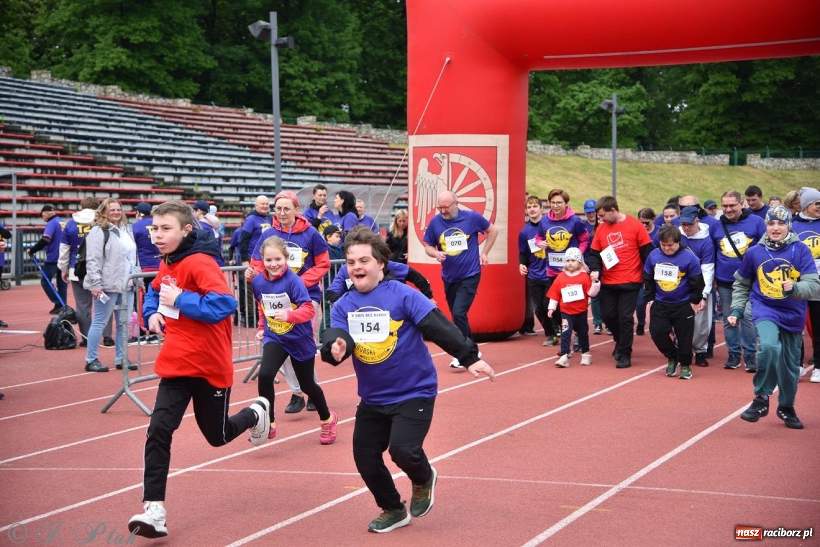 Zdjęcie w galerii na portalu naszraciborz.pl: Jubileuszowy Bieg bez barier na stadionie OSiR w Raciborzu wiadomości z regionu