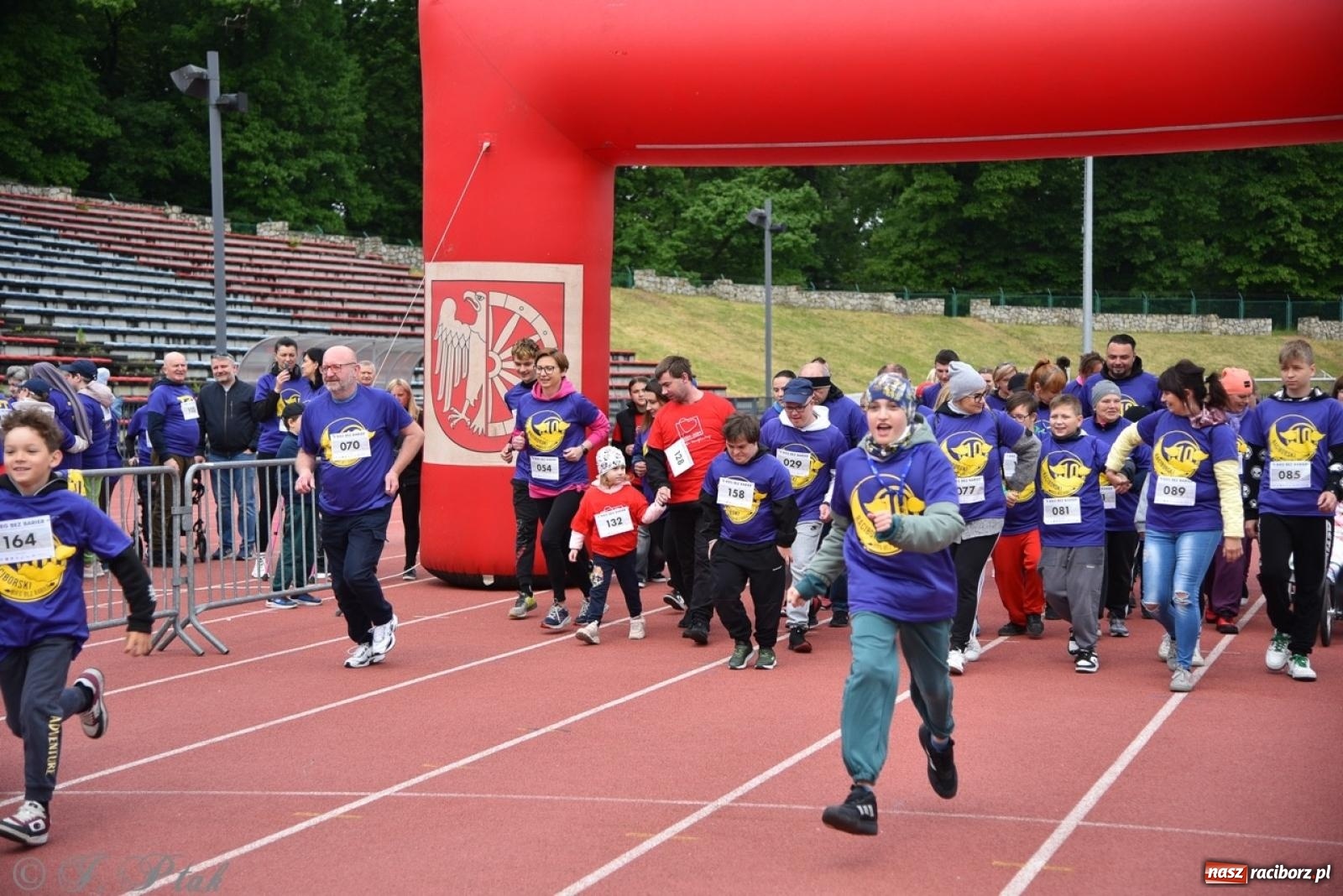 Zdjęcie w galerii na portalu naszraciborz.pl: Jubileuszowy Bieg bez barier na stadionie OSiR w Raciborzu wiadomości z regionu