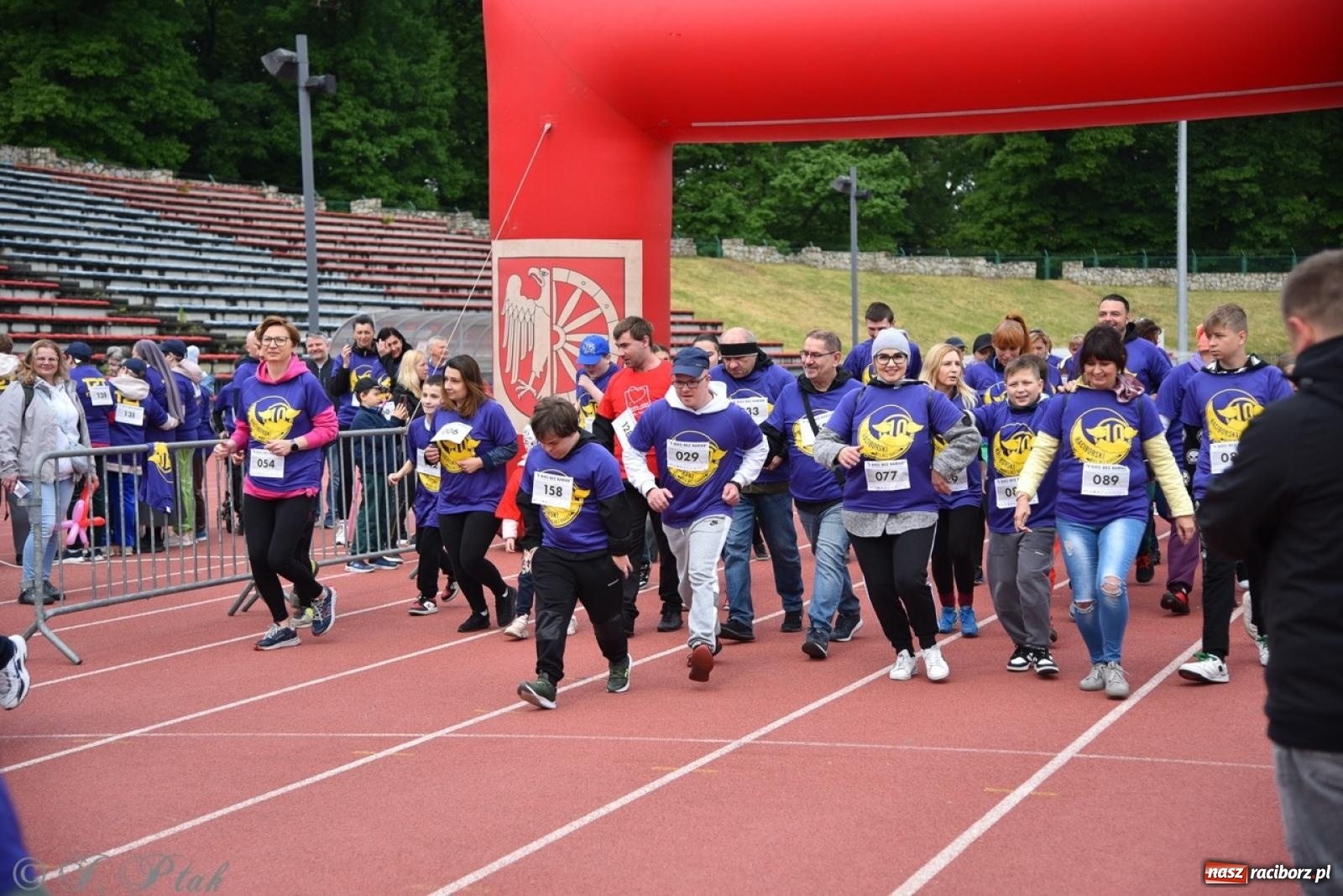 Zdjęcie w galerii na portalu naszraciborz.pl: Jubileuszowy Bieg bez barier na stadionie OSiR w Raciborzu wiadomości z regionu