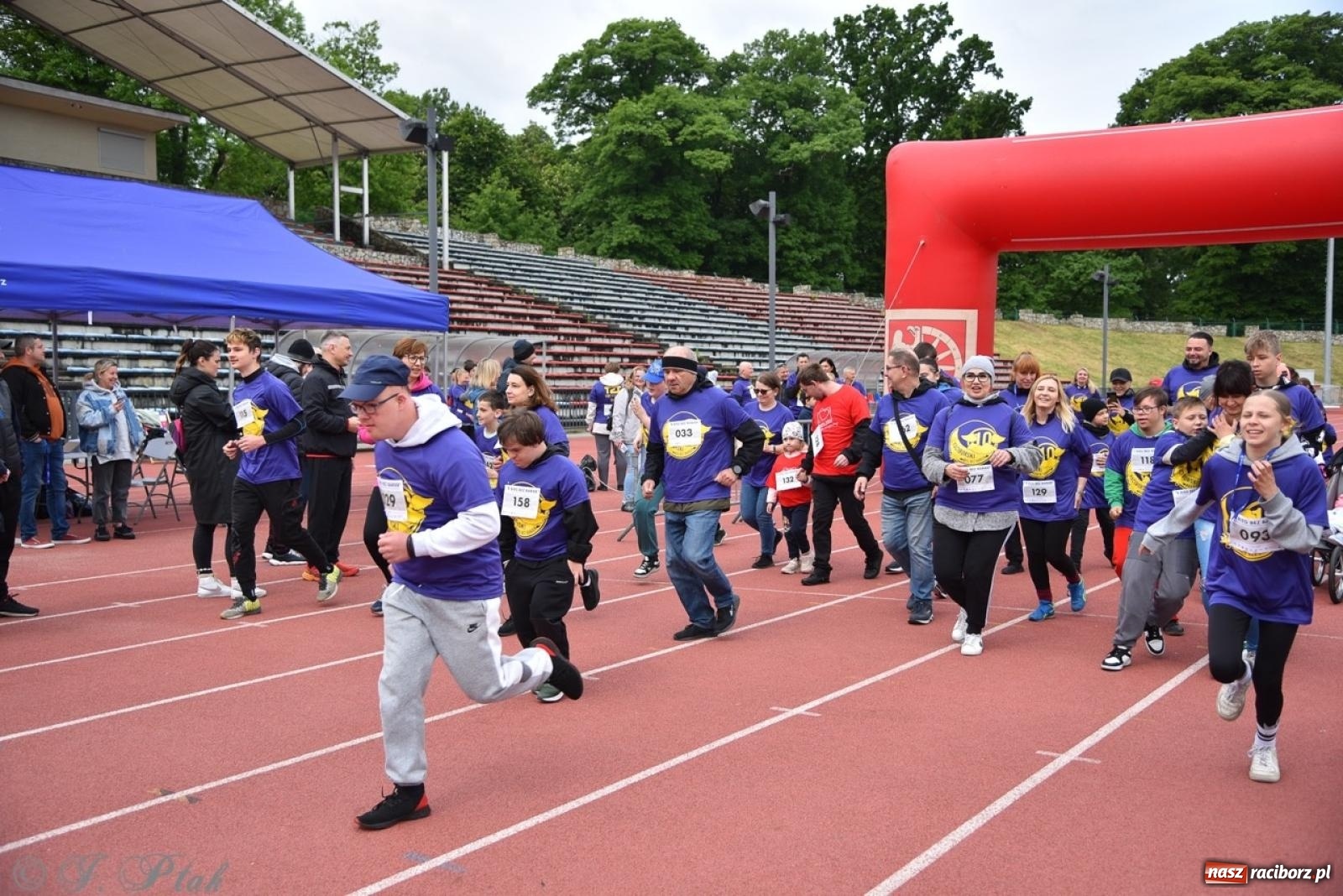 Zdjęcie w galerii na portalu naszraciborz.pl: Jubileuszowy Bieg bez barier na stadionie OSiR w Raciborzu wiadomości z regionu
