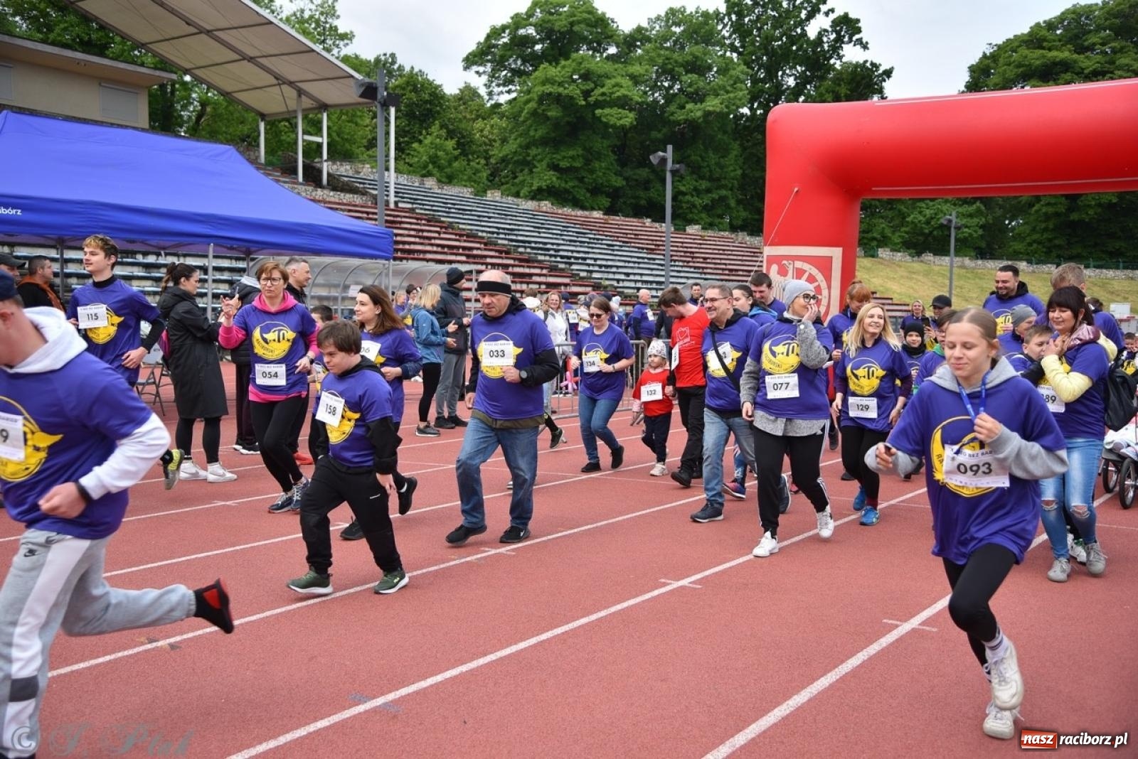 Zdjęcie w galerii na portalu naszraciborz.pl: Jubileuszowy Bieg bez barier na stadionie OSiR w Raciborzu wiadomości z regionu