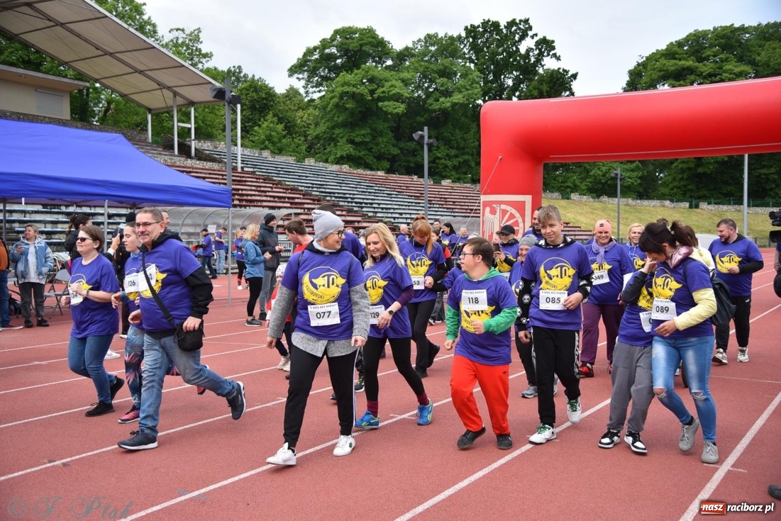 Zdjęcie w galerii na portalu naszraciborz.pl: Jubileuszowy Bieg bez barier na stadionie OSiR w Raciborzu wiadomości z regionu