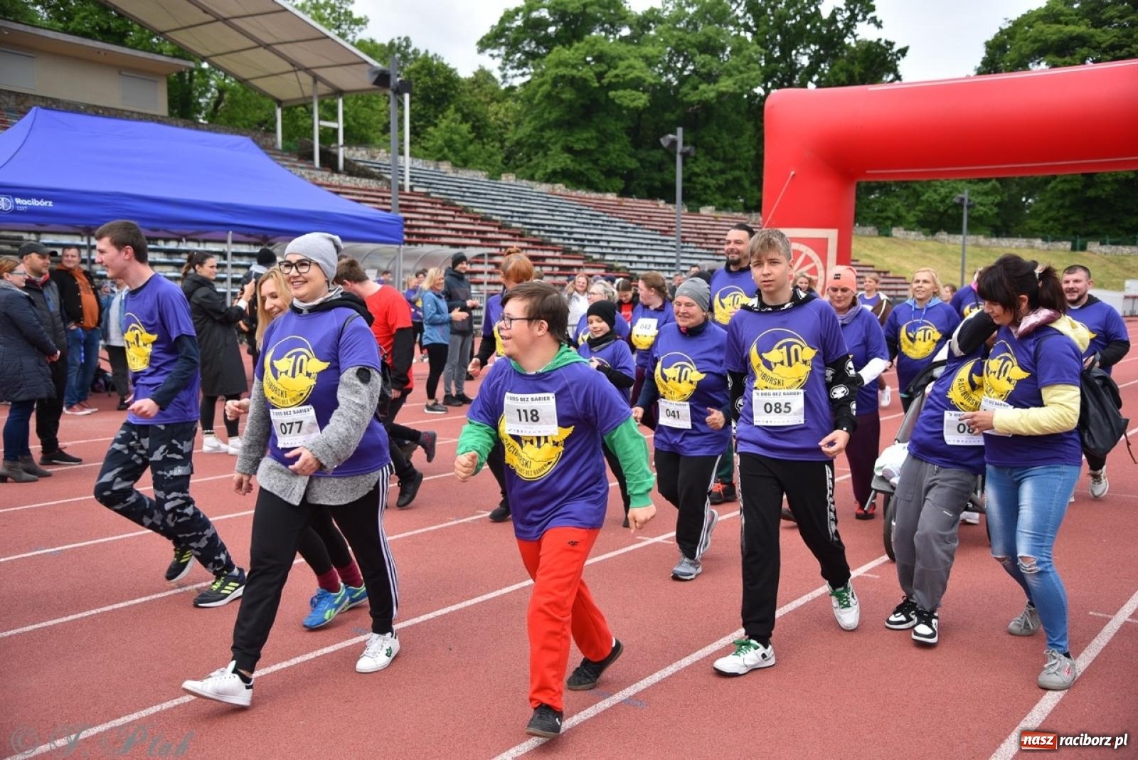 Zdjęcie w galerii na portalu naszraciborz.pl: Jubileuszowy Bieg bez barier na stadionie OSiR w Raciborzu wiadomości z regionu