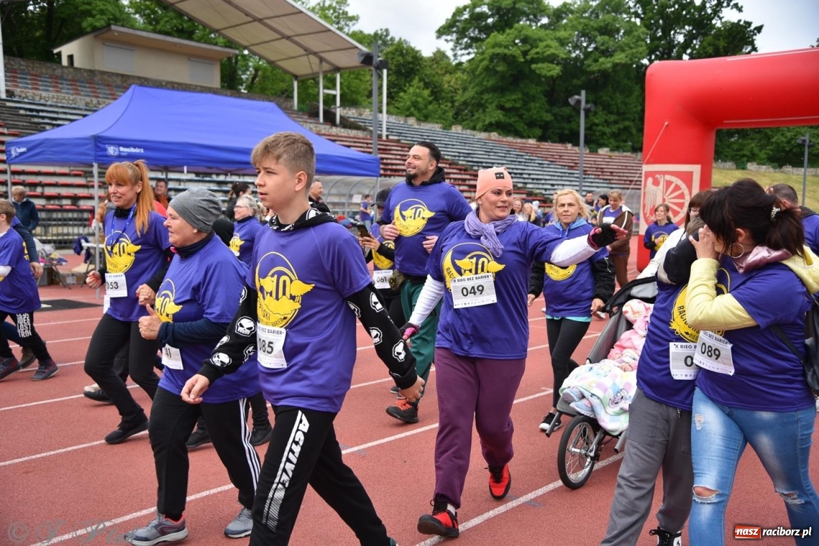 Zdjęcie w galerii na portalu naszraciborz.pl: Jubileuszowy Bieg bez barier na stadionie OSiR w Raciborzu wiadomości z regionu