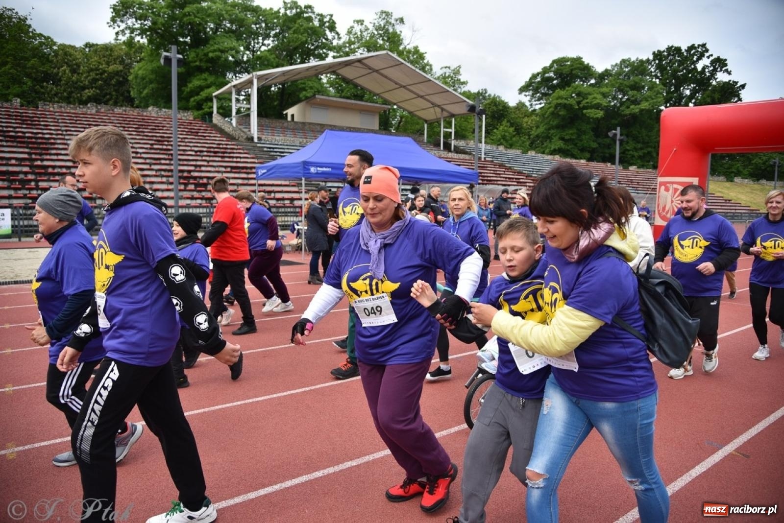 Zdjęcie w galerii na portalu naszraciborz.pl: Jubileuszowy Bieg bez barier na stadionie OSiR w Raciborzu wiadomości z regionu