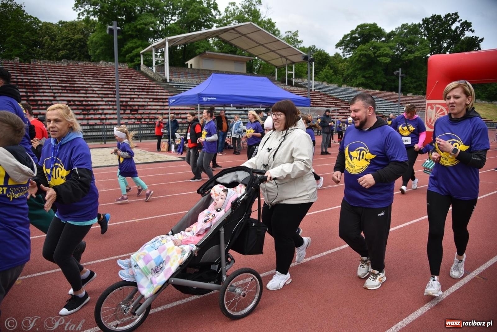 Zdjęcie w galerii na portalu naszraciborz.pl: Jubileuszowy Bieg bez barier na stadionie OSiR w Raciborzu wiadomości z regionu