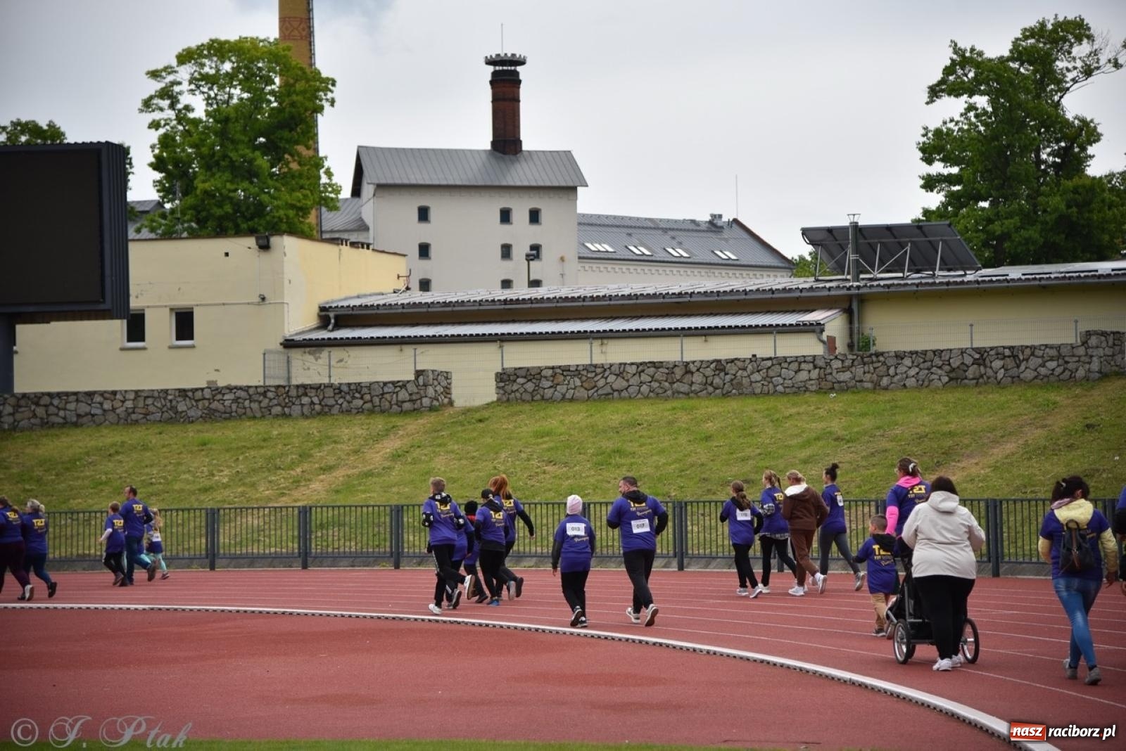 Zdjęcie w galerii na portalu naszraciborz.pl: Jubileuszowy Bieg bez barier na stadionie OSiR w Raciborzu wiadomości z regionu