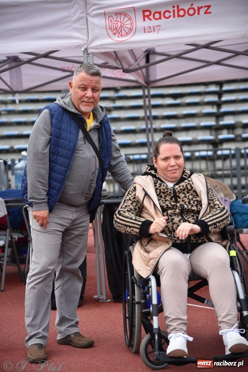 Zdjęcie w galerii na portalu naszraciborz.pl: Jubileuszowy Bieg bez barier na stadionie OSiR w Raciborzu wiadomości z regionu