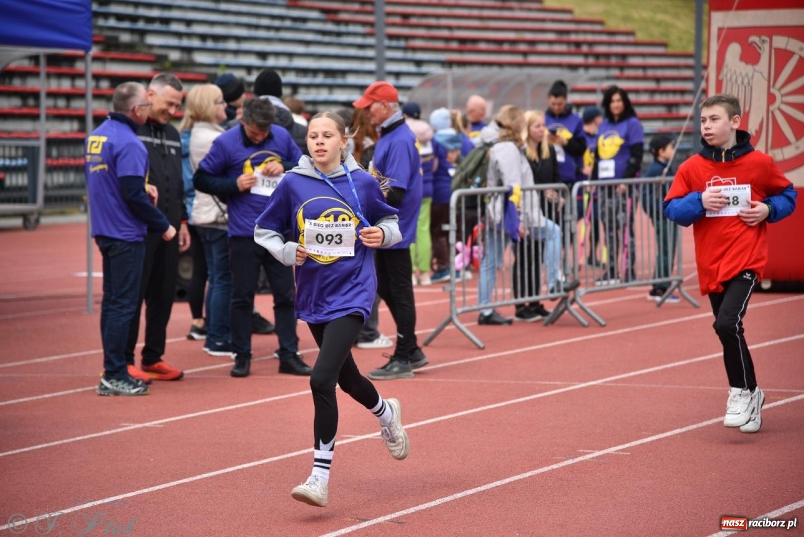Zdjęcie w galerii na portalu naszraciborz.pl: Jubileuszowy Bieg bez barier na stadionie OSiR w Raciborzu wiadomości z regionu