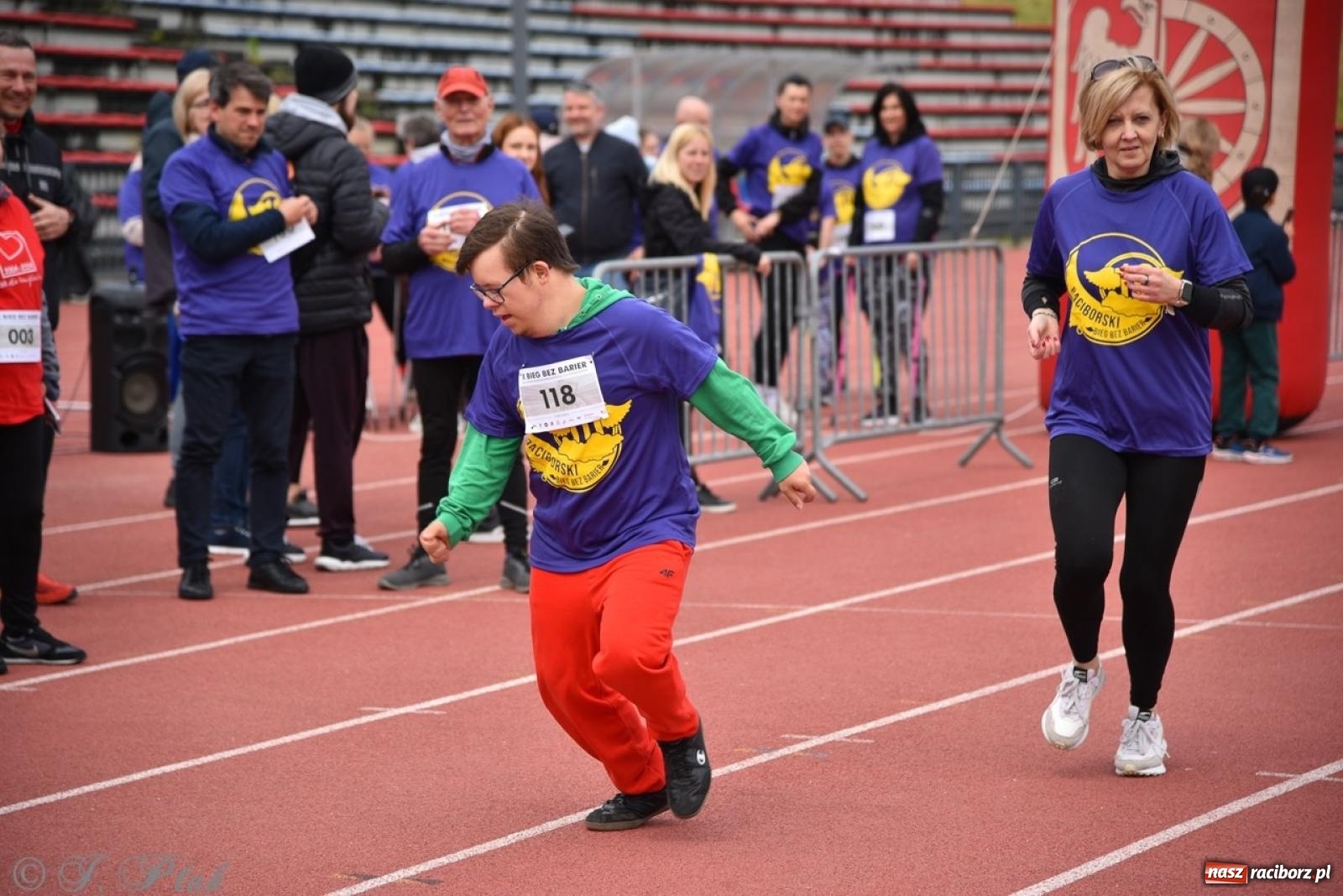 Zdjęcie w galerii na portalu naszraciborz.pl: Jubileuszowy Bieg bez barier na stadionie OSiR w Raciborzu wiadomości z regionu