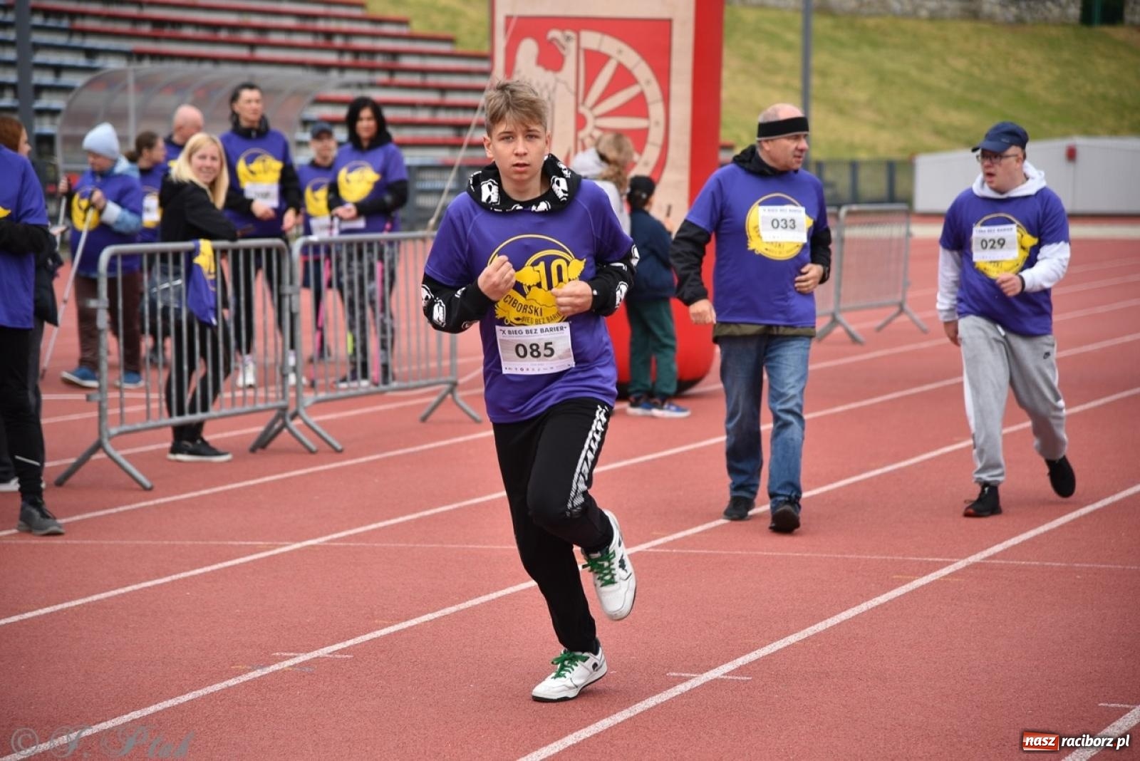 Zdjęcie w galerii na portalu naszraciborz.pl: Jubileuszowy Bieg bez barier na stadionie OSiR w Raciborzu wiadomości z regionu