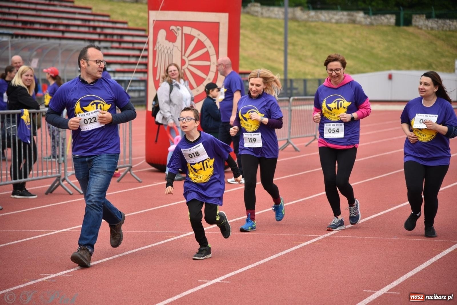 Zdjęcie w galerii na portalu naszraciborz.pl: Jubileuszowy Bieg bez barier na stadionie OSiR w Raciborzu wiadomości z regionu