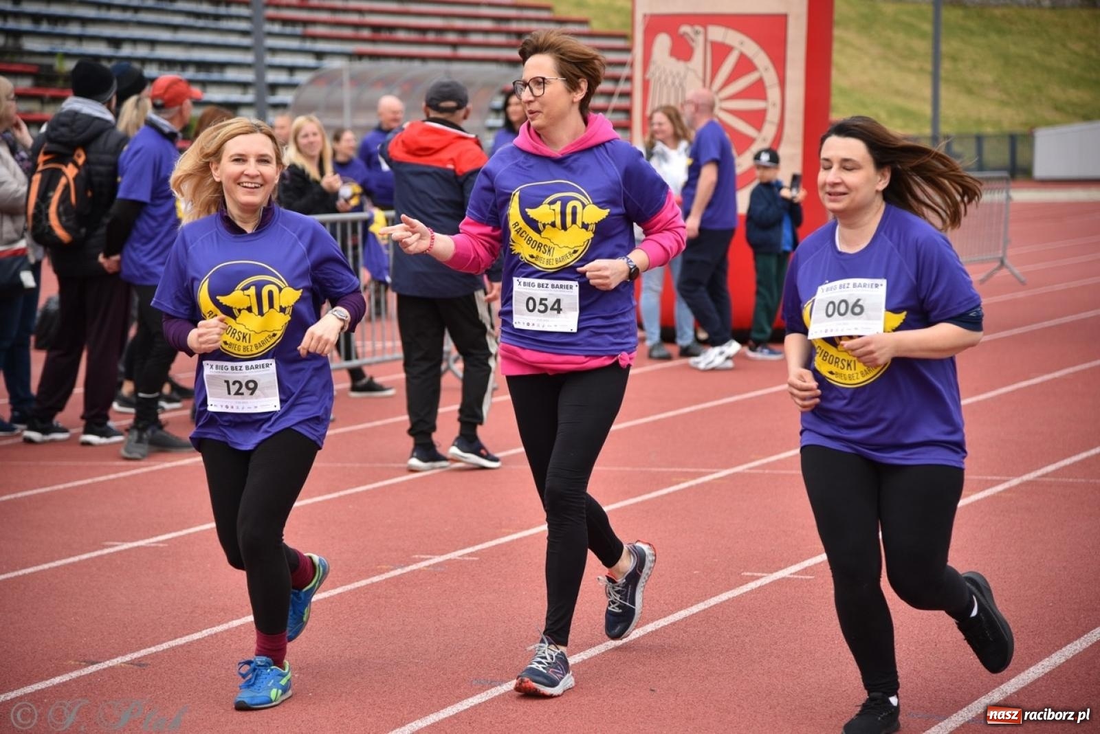 Zdjęcie w galerii na portalu naszraciborz.pl: Jubileuszowy Bieg bez barier na stadionie OSiR w Raciborzu wiadomości z regionu