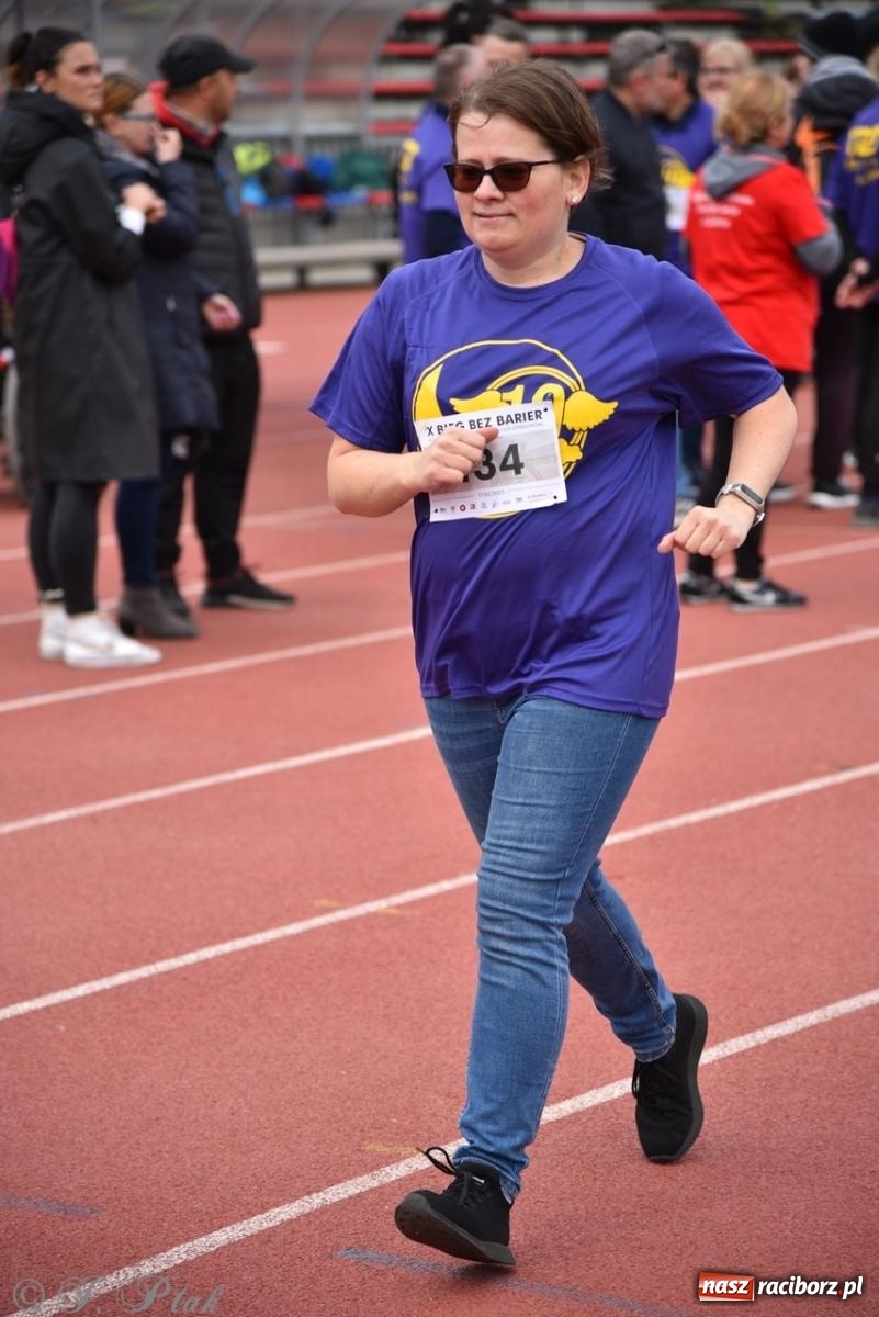 Zdjęcie w galerii na portalu naszraciborz.pl: Jubileuszowy Bieg bez barier na stadionie OSiR w Raciborzu wiadomości z regionu