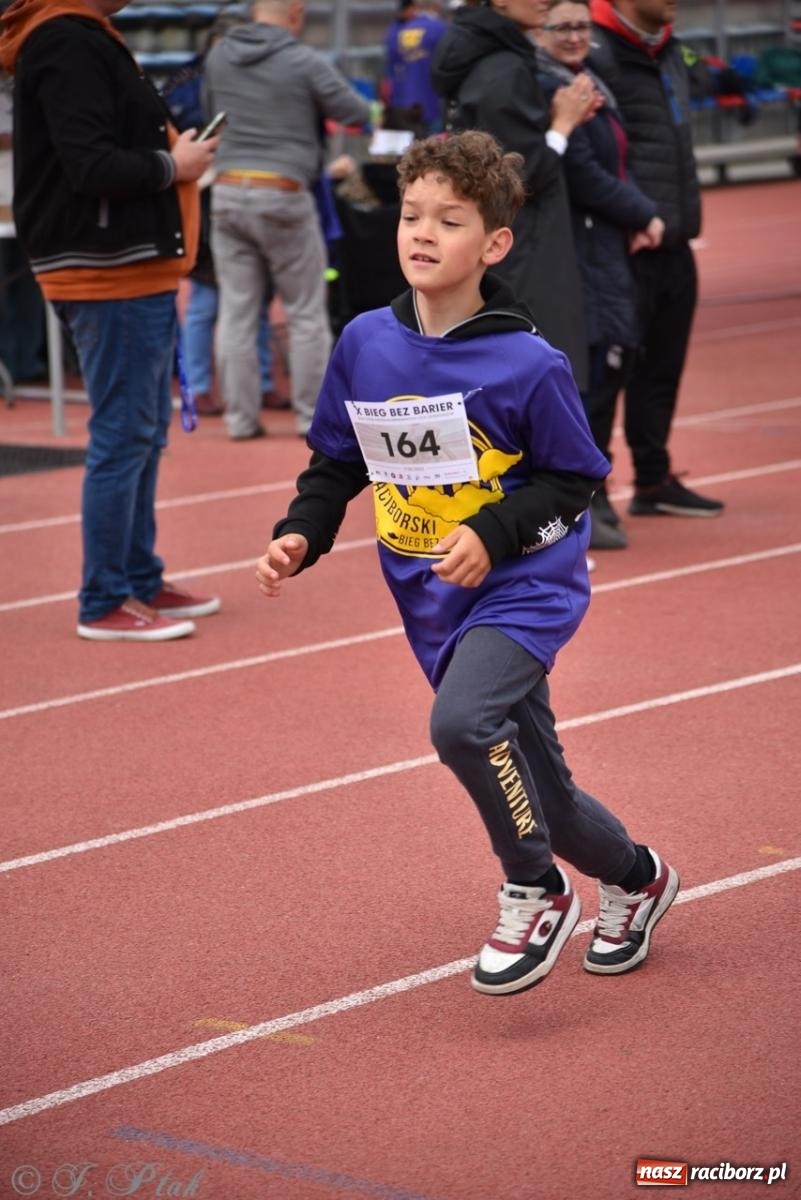 Zdjęcie w galerii na portalu naszraciborz.pl: Jubileuszowy Bieg bez barier na stadionie OSiR w Raciborzu wiadomości z regionu