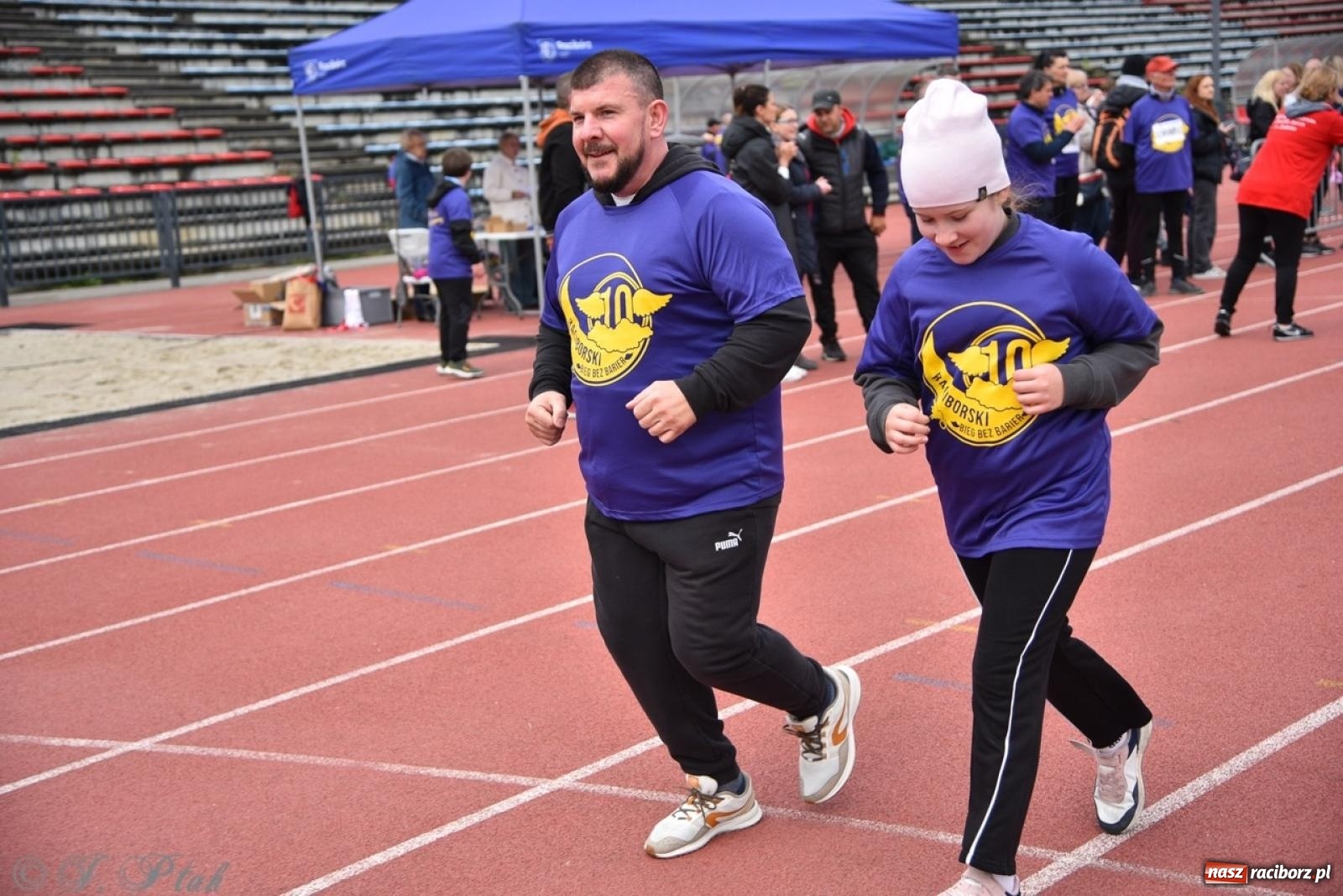 Zdjęcie w galerii na portalu naszraciborz.pl: Jubileuszowy Bieg bez barier na stadionie OSiR w Raciborzu wiadomości z regionu