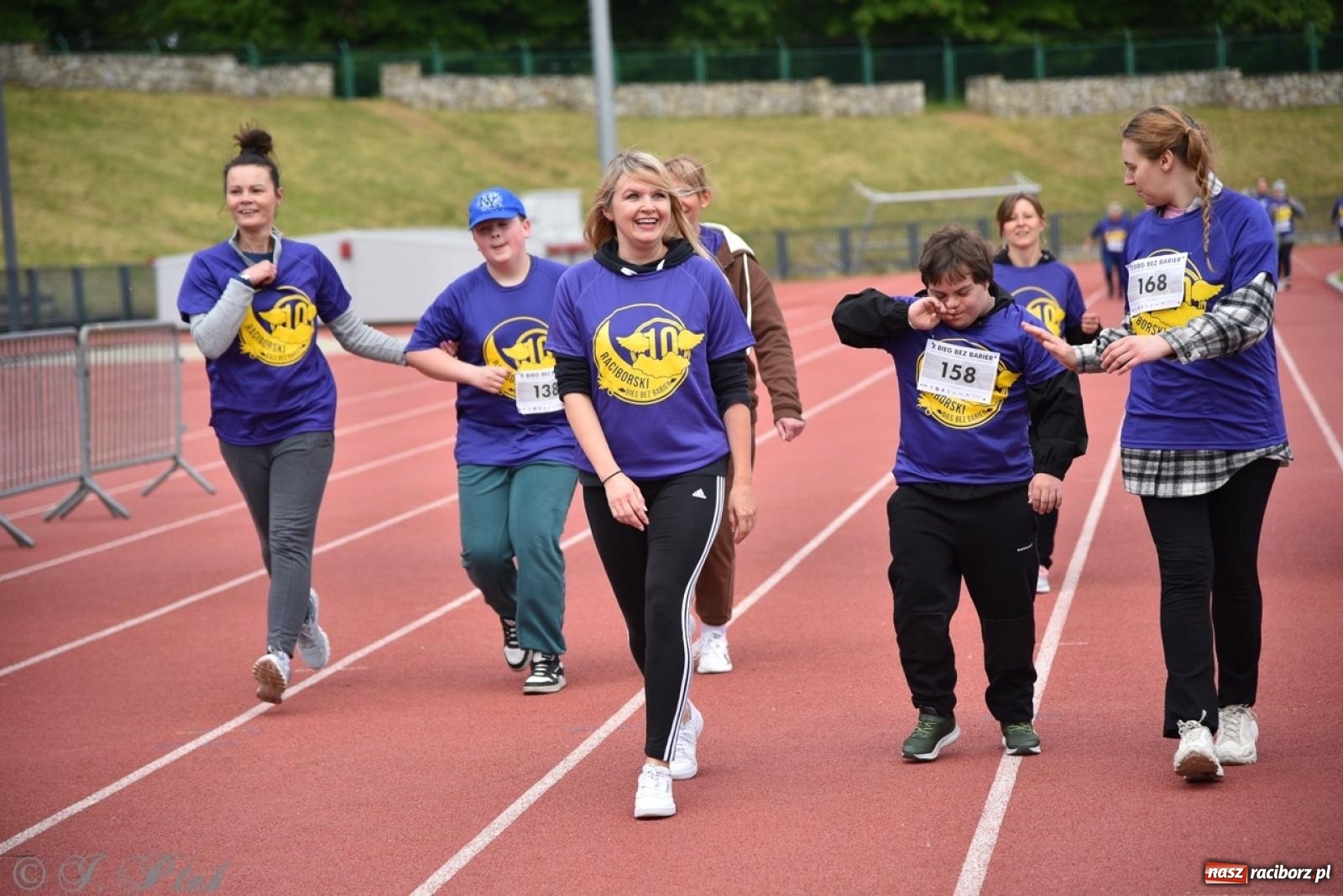 Zdjęcie w galerii na portalu naszraciborz.pl: Jubileuszowy Bieg bez barier na stadionie OSiR w Raciborzu wiadomości z regionu