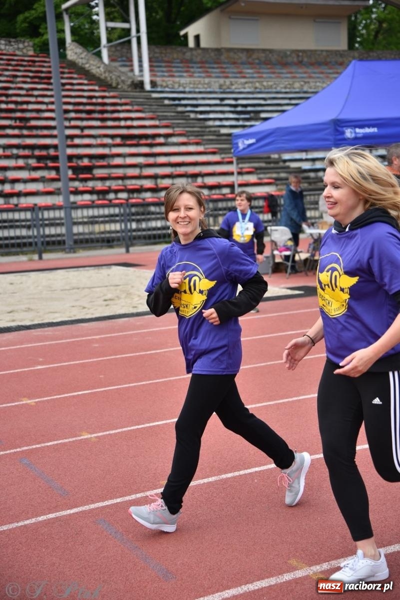 Zdjęcie w galerii na portalu naszraciborz.pl: Jubileuszowy Bieg bez barier na stadionie OSiR w Raciborzu wiadomości z regionu