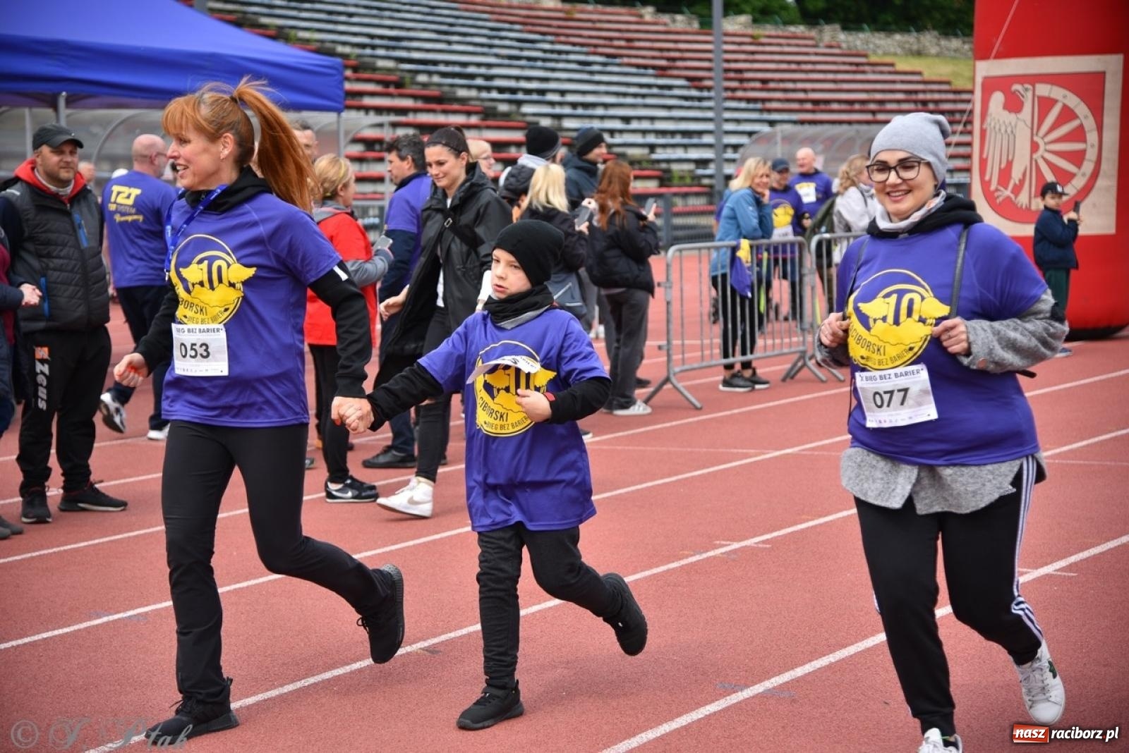 Zdjęcie w galerii na portalu naszraciborz.pl: Jubileuszowy Bieg bez barier na stadionie OSiR w Raciborzu wiadomości z regionu