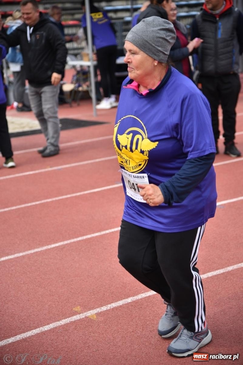 Zdjęcie w galerii na portalu naszraciborz.pl: Jubileuszowy Bieg bez barier na stadionie OSiR w Raciborzu wiadomości z regionu