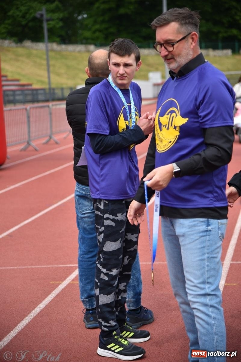 Zdjęcie w galerii na portalu naszraciborz.pl: Jubileuszowy Bieg bez barier na stadionie OSiR w Raciborzu wiadomości z regionu