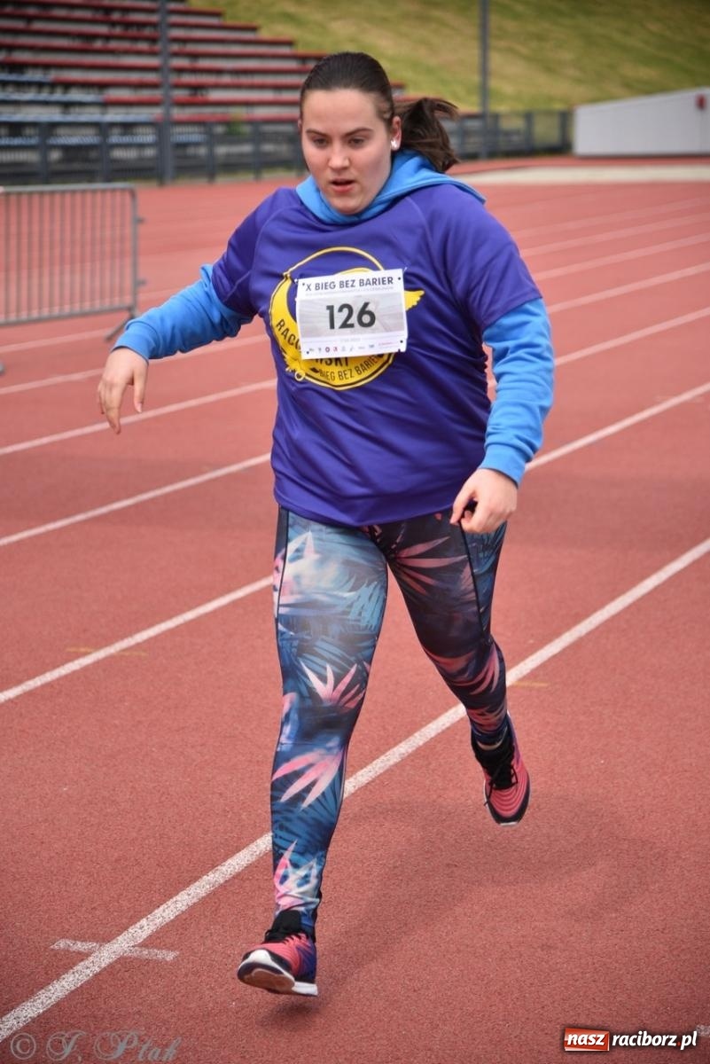 Zdjęcie w galerii na portalu naszraciborz.pl: Jubileuszowy Bieg bez barier na stadionie OSiR w Raciborzu wiadomości z regionu