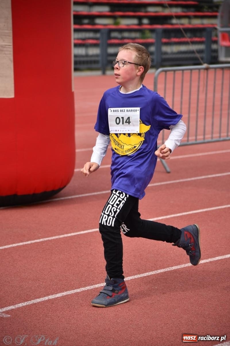 Zdjęcie w galerii na portalu naszraciborz.pl: Jubileuszowy Bieg bez barier na stadionie OSiR w Raciborzu wiadomości z regionu