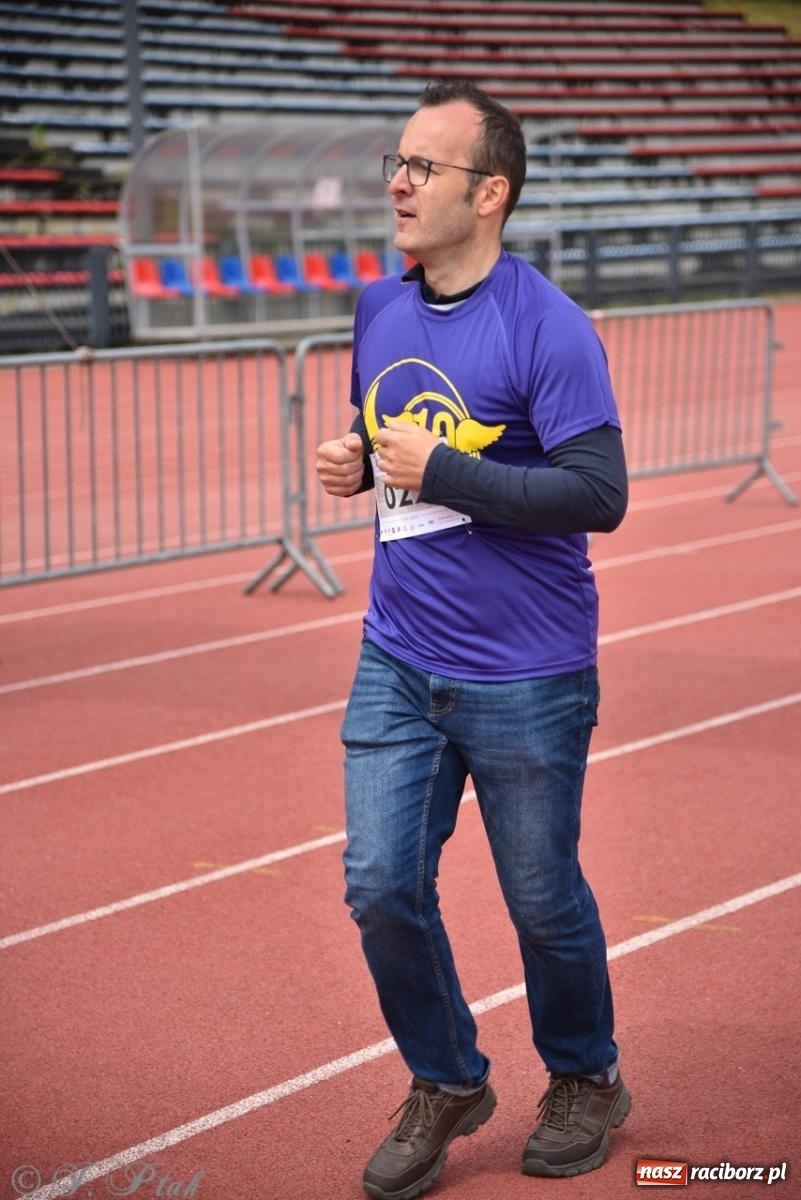 Zdjęcie w galerii na portalu naszraciborz.pl: Jubileuszowy Bieg bez barier na stadionie OSiR w Raciborzu wiadomości z regionu