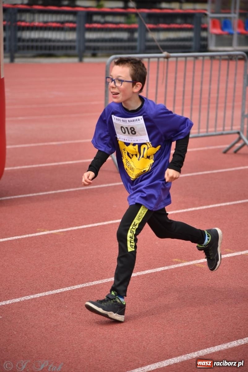 Zdjęcie w galerii na portalu naszraciborz.pl: Jubileuszowy Bieg bez barier na stadionie OSiR w Raciborzu wiadomości z regionu