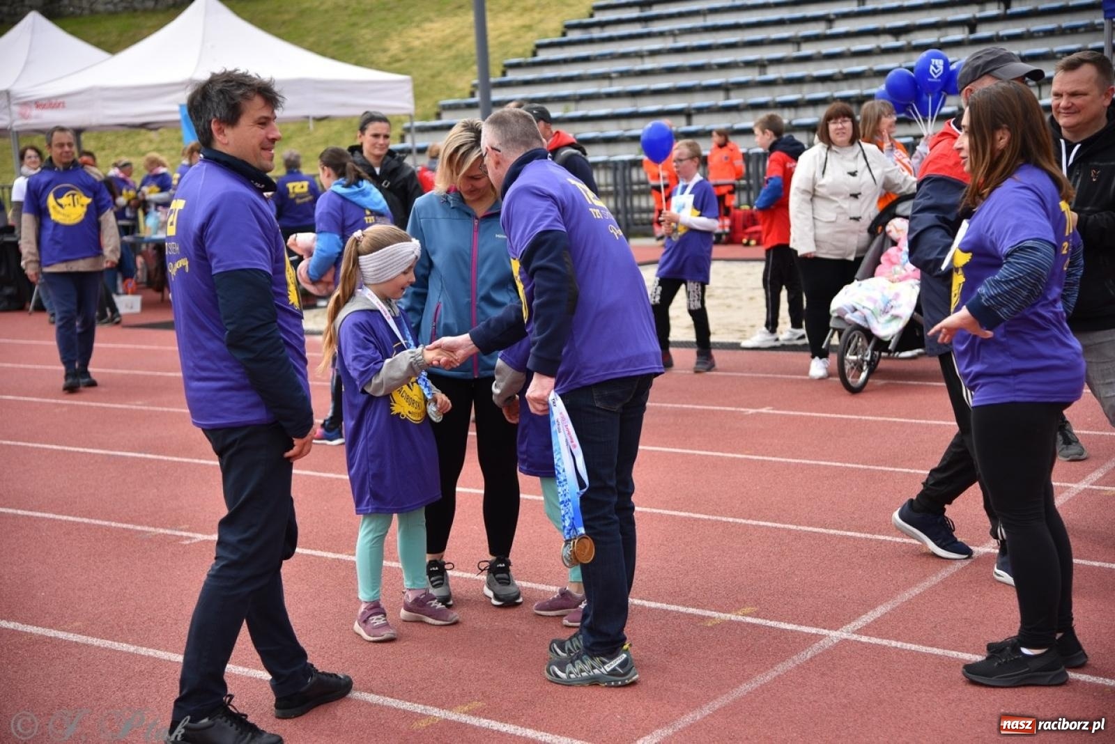 Zdjęcie w galerii na portalu naszraciborz.pl: Jubileuszowy Bieg bez barier na stadionie OSiR w Raciborzu wiadomości z regionu