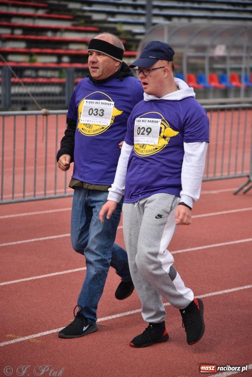 Zdjęcie w galerii na portalu naszraciborz.pl: Jubileuszowy Bieg bez barier na stadionie OSiR w Raciborzu wiadomości z regionu