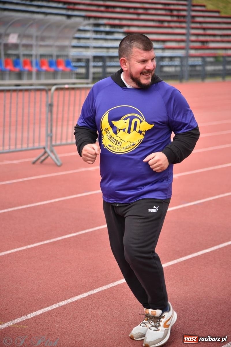 Zdjęcie w galerii na portalu naszraciborz.pl: Jubileuszowy Bieg bez barier na stadionie OSiR w Raciborzu wiadomości z regionu