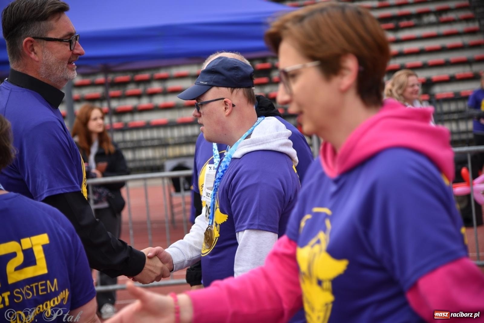 Zdjęcie w galerii na portalu naszraciborz.pl: Jubileuszowy Bieg bez barier na stadionie OSiR w Raciborzu wiadomości z regionu