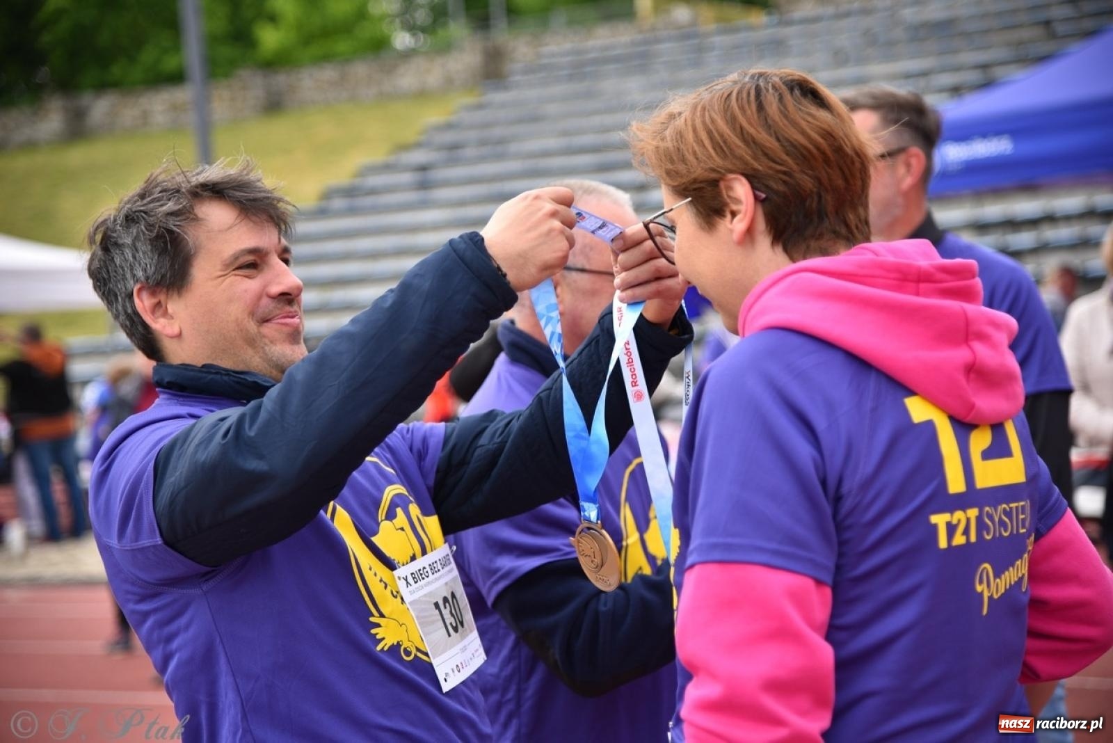 Zdjęcie w galerii na portalu naszraciborz.pl: Jubileuszowy Bieg bez barier na stadionie OSiR w Raciborzu wiadomości z regionu
